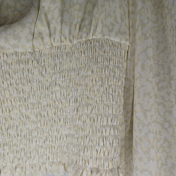 Aritiza Wilfred Wistful Blouse Smocked V-neck Contemporary blouse - Picture 5 of 16